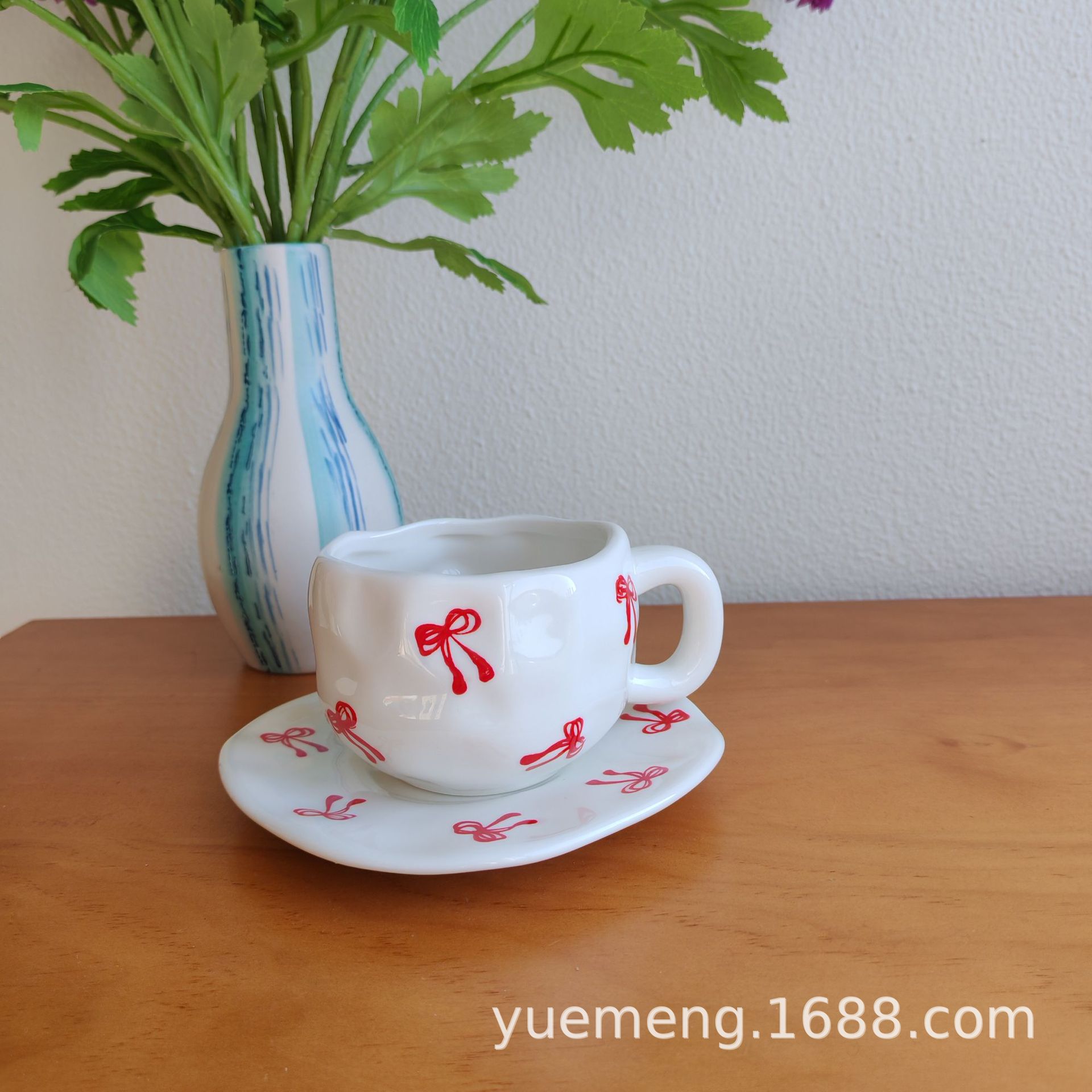 Taza de café de cerámica navideña irregular, linda taza con diseño de flores y corazones pintados a mano, juego de taza y platillo para té de la tarde