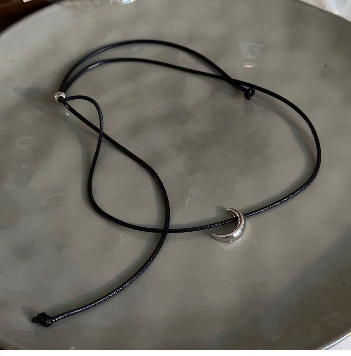 Collier ras du cou vintage français coréen avec pendentif croissant en acier titane et cordon en cuir extensible et ajustable, pour femme et homme._voghion.com