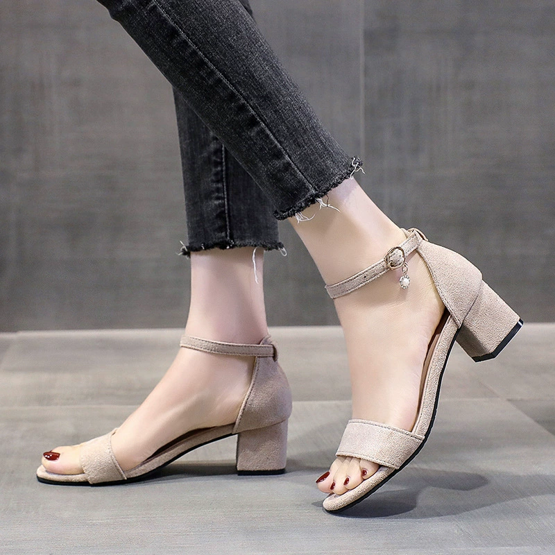 Новые летние трансграничные сандалии большого размера 2023 года для женщин, модные и универсальные однолинейные римские сандалии на среднем каблуке на высоком каблуке