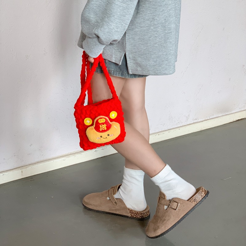 2026 bolsas de Año Nuevo para niños caricaturas lindas bolsas de hombro para niños y niñas ganchos de lana a mano sobre rojo de Año Nuevo
