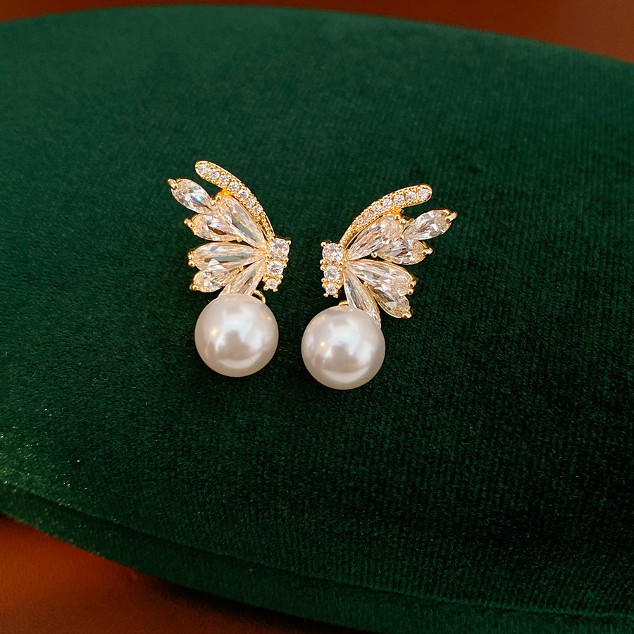 Aguja de plata galvanizada de oro real de 18 quilates mariposa de piedra de diamante perla pendientes de perla temperamento delicado pendientes de lujo ligero de alta calidad pendientes