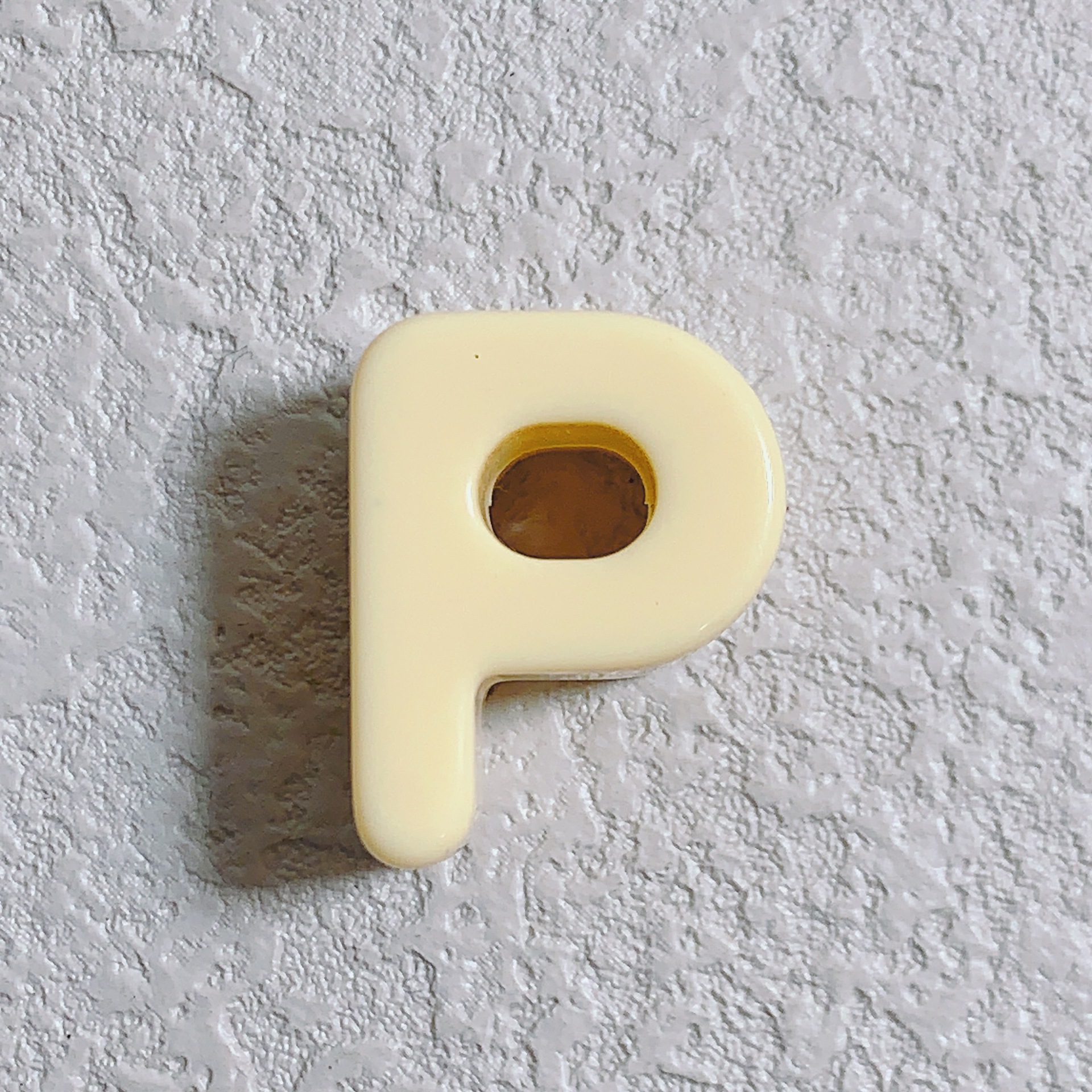 P (beige)
