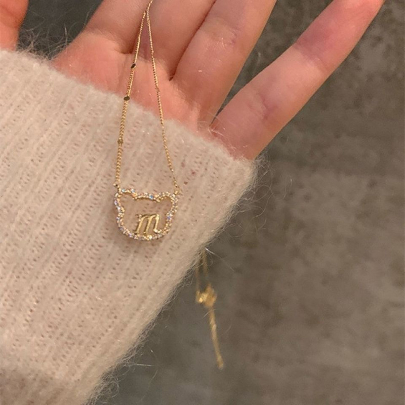 Hollow out necklace with letter bear pendant, clavicle chain, minimalist design, cool and understated style, new for 2022.