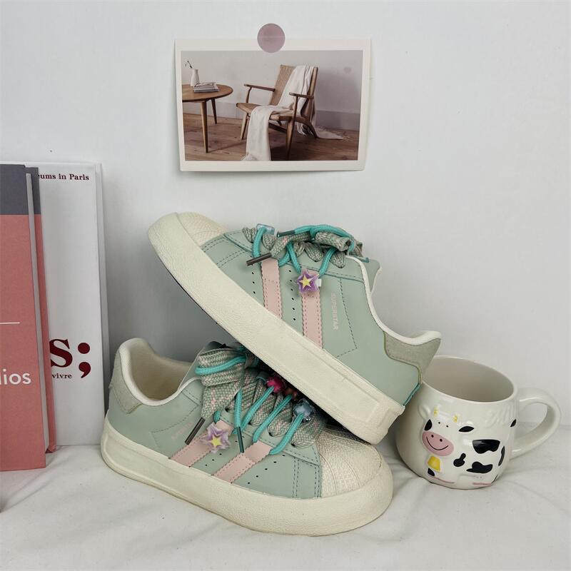 2024 primavera estudiantes zapatos de lona casuales bajos mujeres estilo coreano deportes ocio todo fósforo zapatos blancos estilo Hong Kong color caramelo image 9