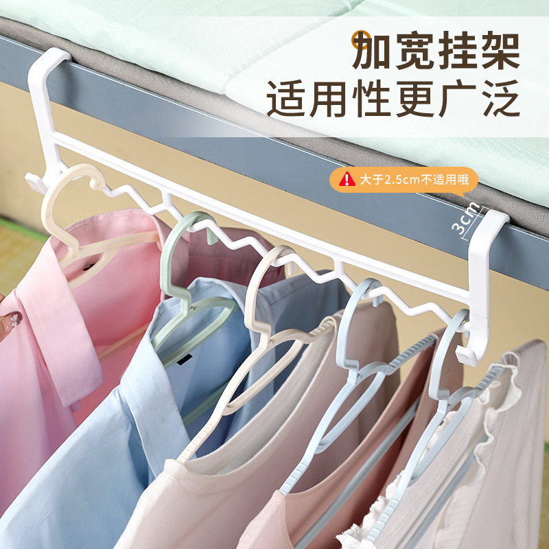 国境を越えた道具を掛けてベッドの上の服を掛けてベッドの上にハンガーを掛けて学生の寝室の寮の物置を掛けます。|undefined
