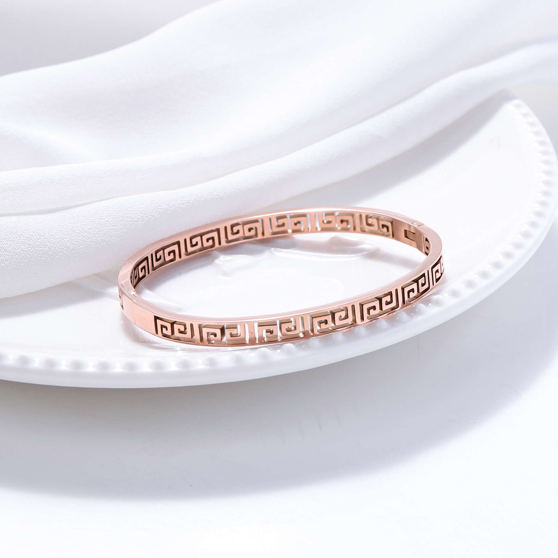 Pulsera de titanio y acero para mujer, diseño moderno y sencillo, pulsera de lujo que no se desvanece, venta al por mayor en stock.