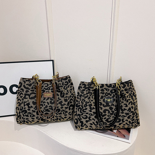 Vintage European and American-style commuter bag with large capacity and leopard print—autumn/winter trendy, casual, and effortlessly versatile tote.