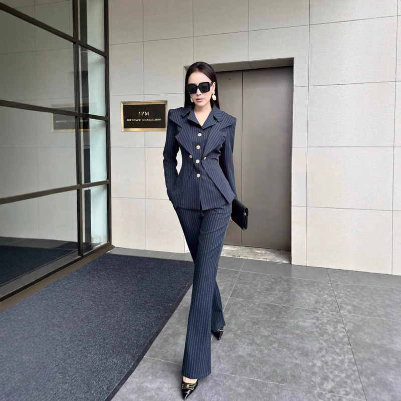 Elite Commuter Pinstripes Suit Slim Fit Double-Breasted Design Workplace Outfit Exudes Professional Charm