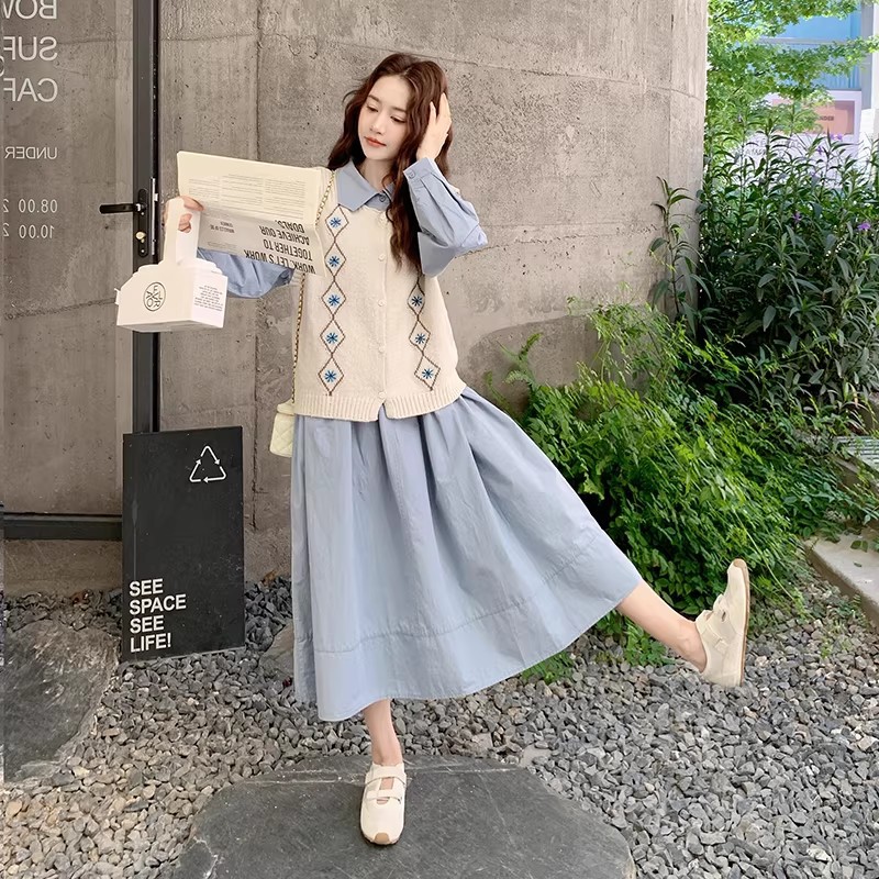 Real shot of a stylish and youthful color-blocked knitted vest dress set for women, 2026 autumn new shirt dress two-piece set