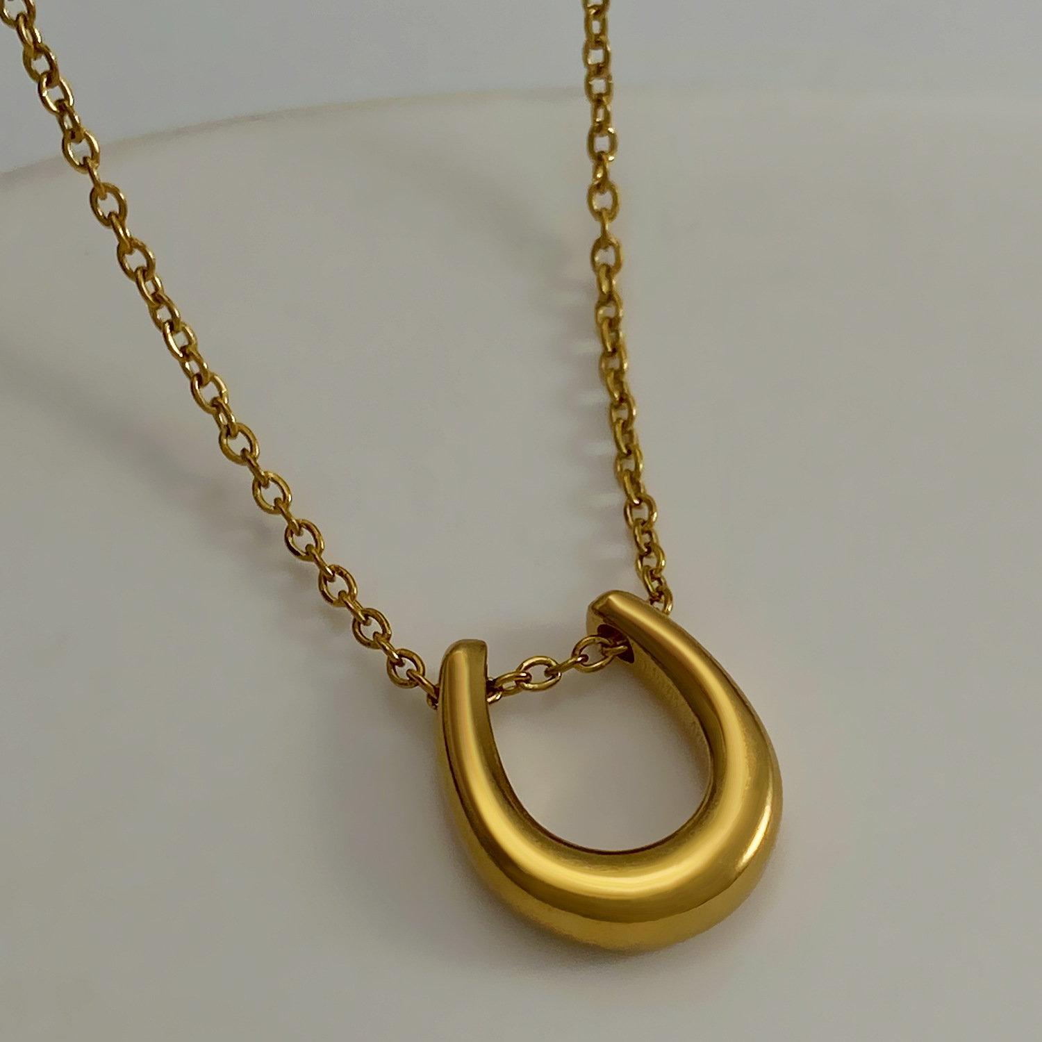 Collana con ciondolo a forma di ferro di cavallo a forma di U, di lusso, leggera, di nicchia, con design di alta gamma, catena per clavicola, nuova moda in titanio_voghion.com