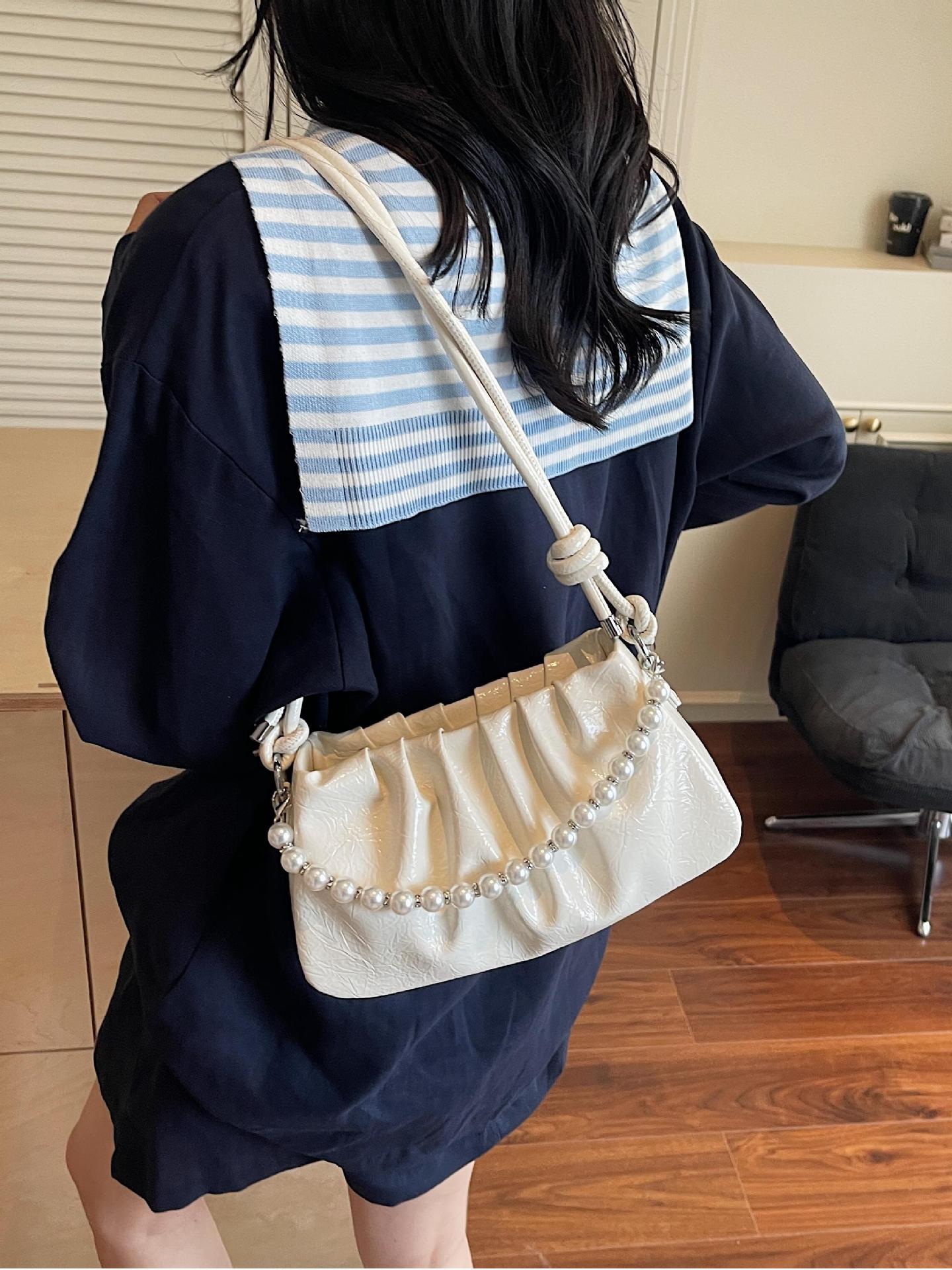 Bolsa de nube plegable de comercio exterior para mujeres 2025 nueva bolsa de brazo de aire extranjero versátil alta sensación de mochila de viaje