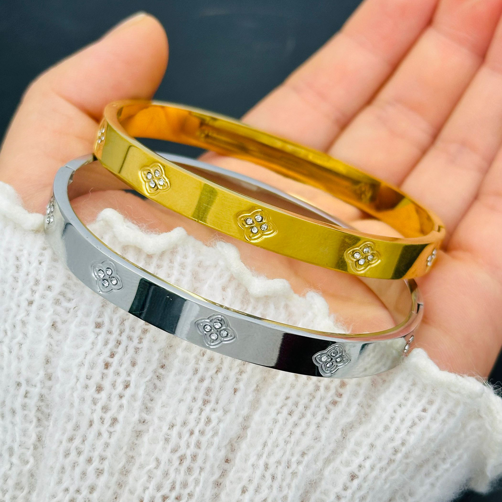 Cuatro hojas de hierba brillante pulsera de diamantes transfronterizas pareja femenina de moda lujosa no desvanecerse pulsera de anillo de moda novia de acero de titanio