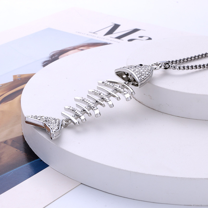 Temperament Fashion Network Collana con ciondolo a forma di osso di pesce grande con diamanti intarsiati rossi, personalità della moda femminile, catena lunga per maglioni, accessori_voghion.com