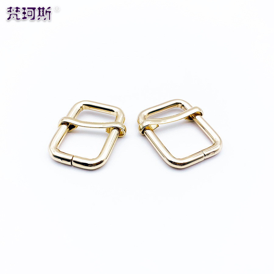 Accesorios de ferretería de alta gama en stock: hebilla metálica en D, hebilla ajustable, hebilla de cable de hierro, correa para bolso de mujer, hebilla de tres niveles.