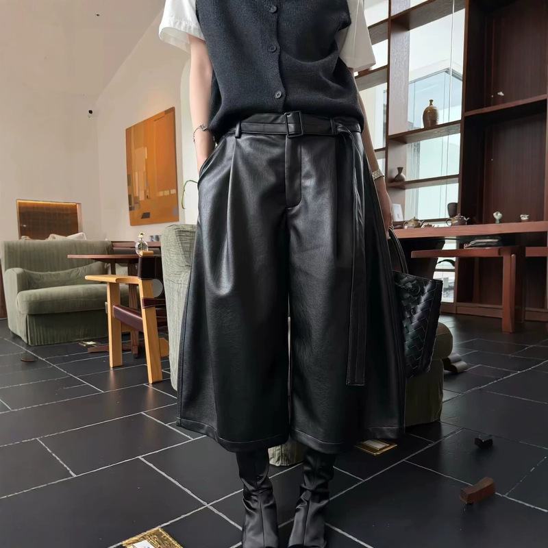 High-end European-style women's wide-leg pants with matte PU leather belt, 2026 autumn/winter, high-waisted, drapey, loose-fitting, cropped casual leather pants