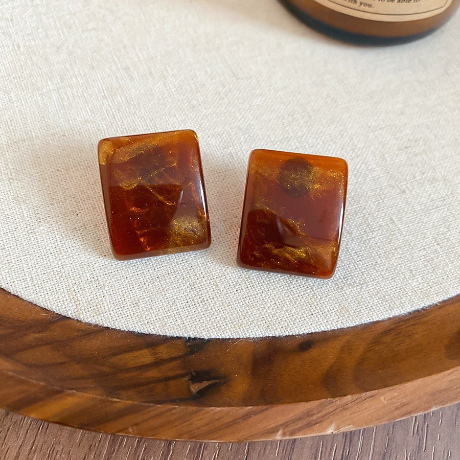 Aguja de plata Pendientes geométricos Maillard Pendientes de lujo ligero retro de nicho Pendientes de temperamento de todo fósforo de moda Sentido de alta gama al por mayor