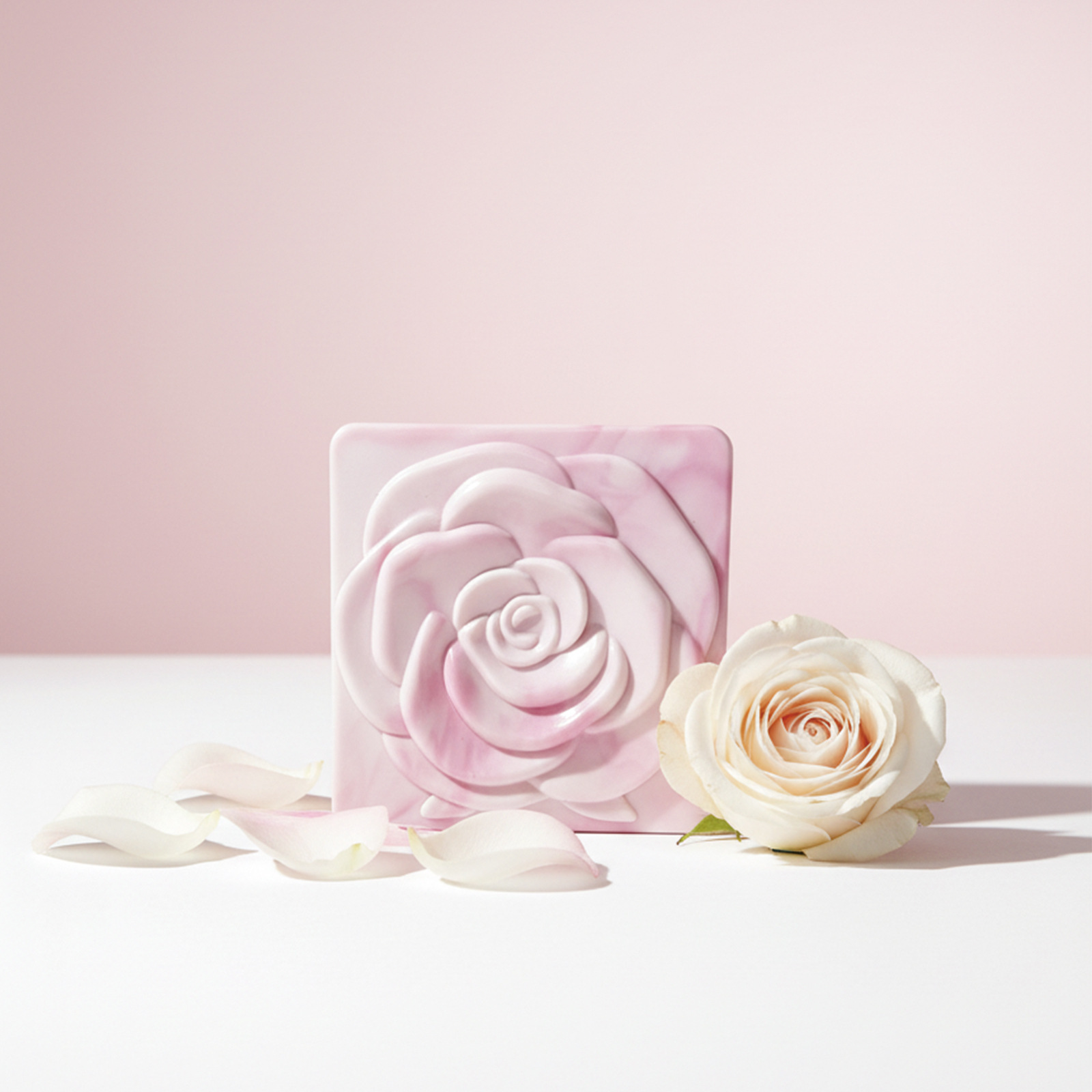 Espejo plegable portátil de doble cara con tapa, ideal para maquillaje y uso escolar o de viaje