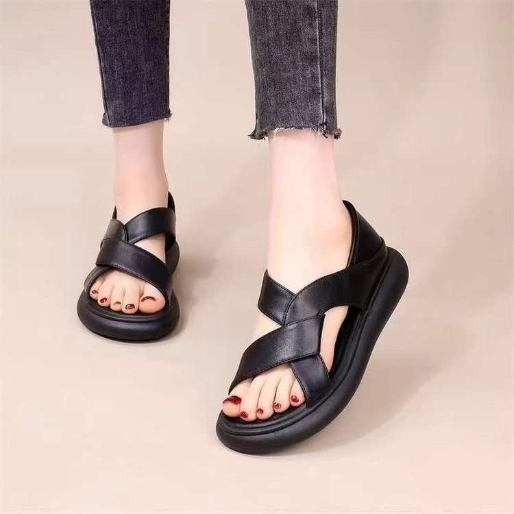 Sandalias romanas bolsas de mujer tacones de verano 2025 nueva moda versátil con una sola plana cómoda embarazada zapatos de playa de cuero suave