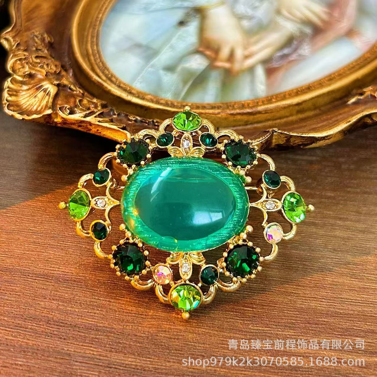 Spring and Summer Vintage Brooches, Retro Vintage Antique Replica Gemstone Inlaid Resin Decorative Brooches, Palace Style
