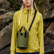 小众抽绳斜挎水桶包潮牌男士手机包仿泼水休闲工装女水杯单肩包