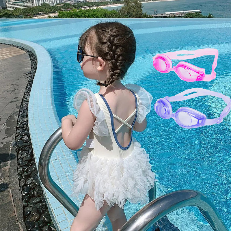 Niña trajes de baño beige con gafas de natación