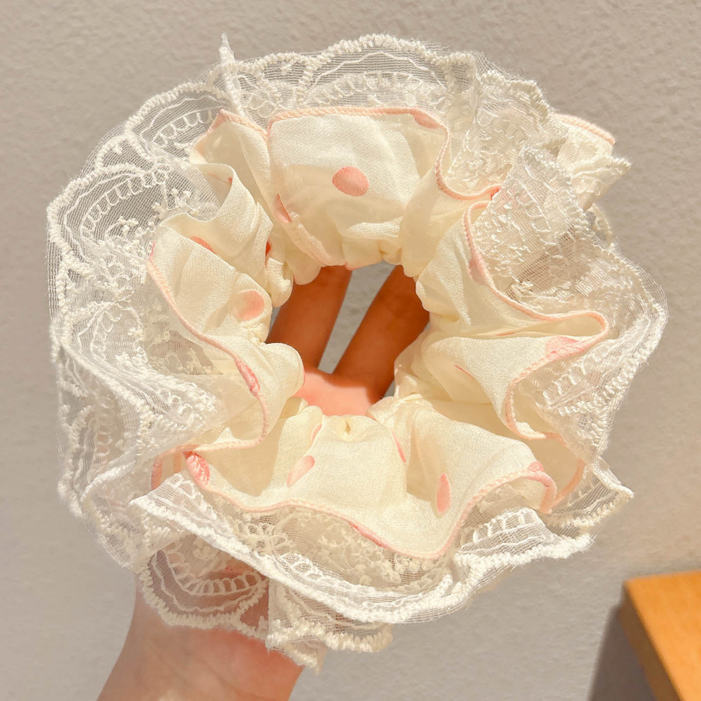Nuevo scrunchie de encaje multicapa 2026 para mujer, lazo para el pelo de alta gama, accesorio suave para el cabello estilo coreano.
