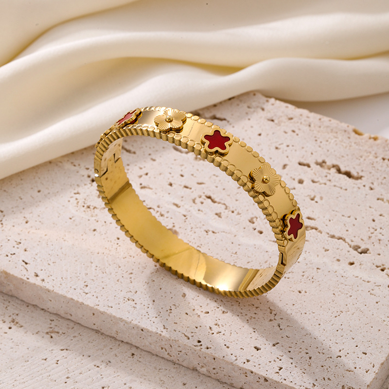 Pulsera de acero de titanio de estilo explosivo transfronterizo europeo y americano para mujer, temperamento que no se desvanece, todo fósforo, flor de cinco hojas, fritillaria, joyería ligera de lujo al por mayor