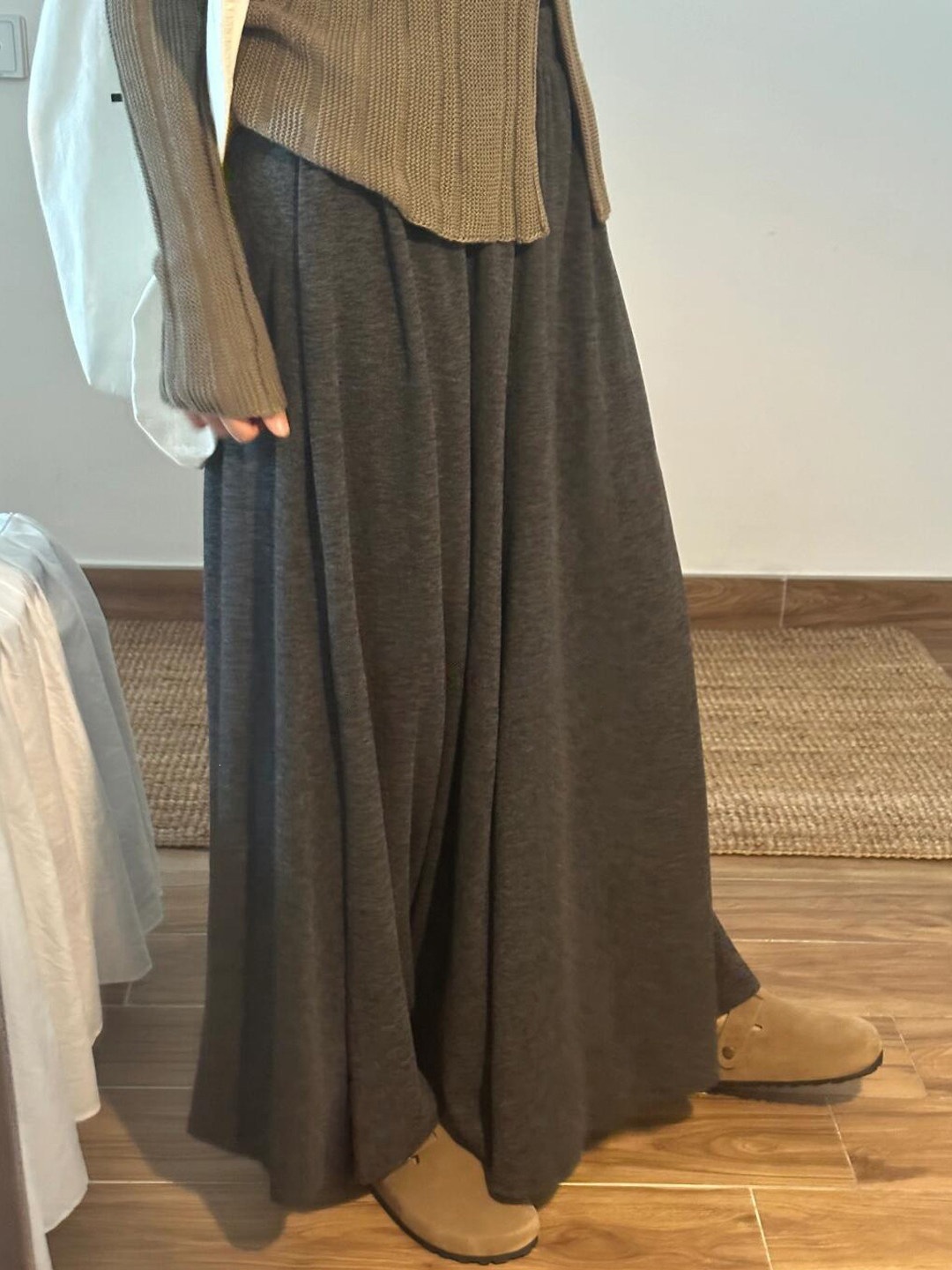 Dark gray rice-colored culottes for women, new autumn style, high-waisted, loose-fitting, slimming, and with a flowing, wide-leg design, suitable for casual wear