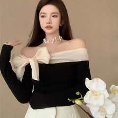 越境工場の肩を露出して底のシャツの上着を着ます。