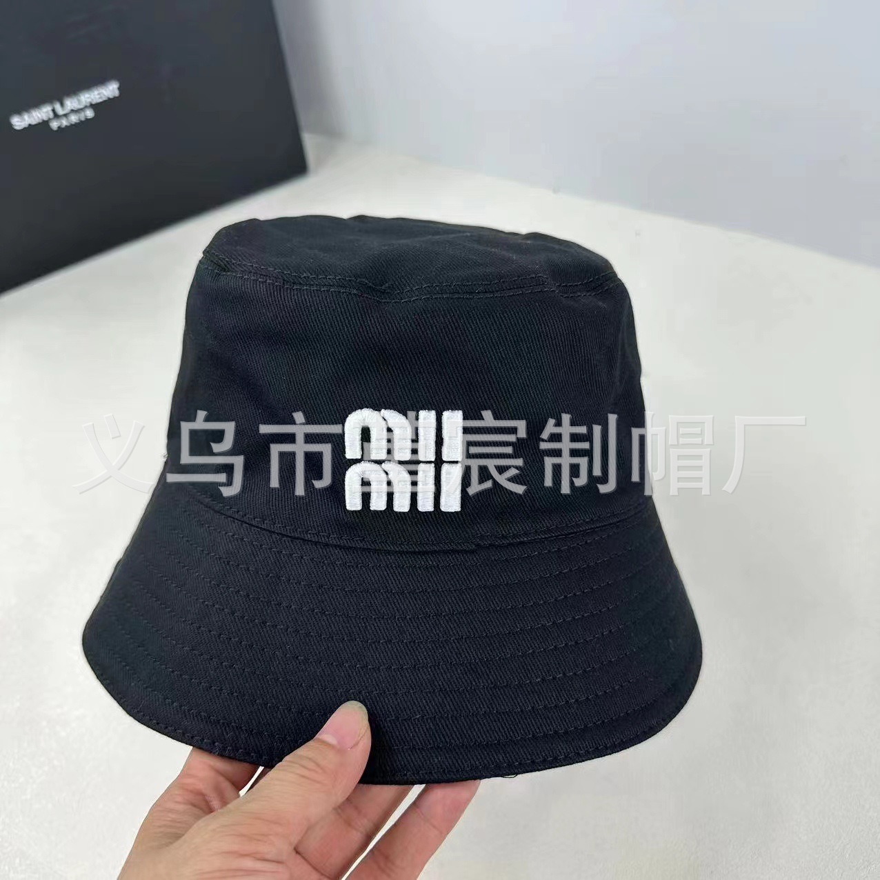 검은색