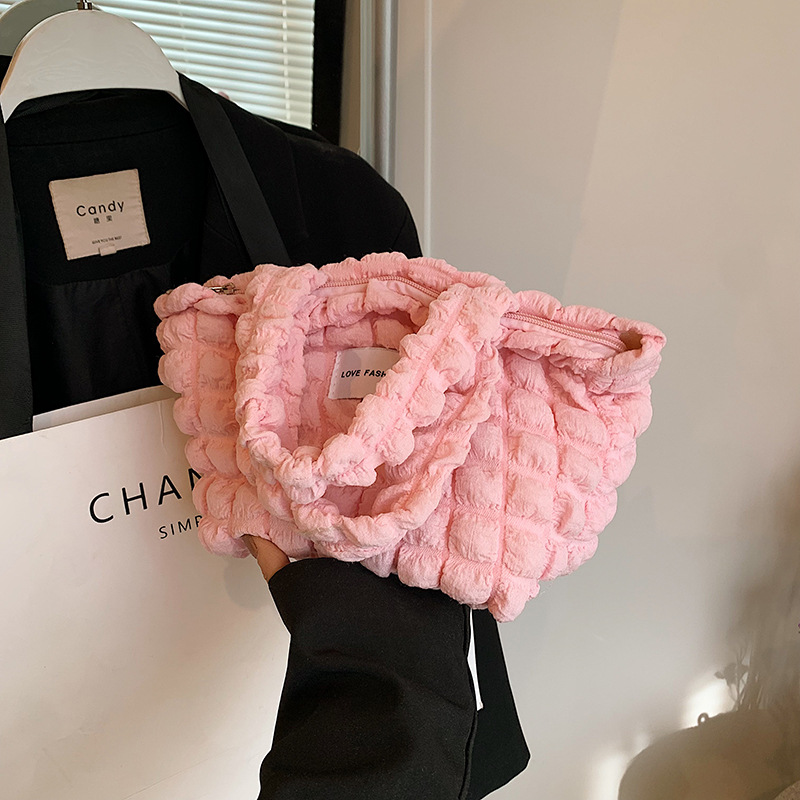 Versión coreana del nuevo bolso de hombro de color caramelo de corazón de niña pliegue de burbuja de nube simple bolso de gran capacidad mujer