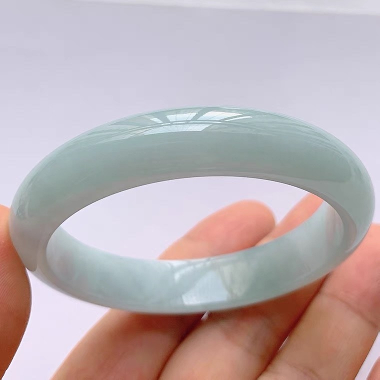 Bracciale in giadeite naturale birmana di tipo A. Bracciale rigido in giada_voghion.com