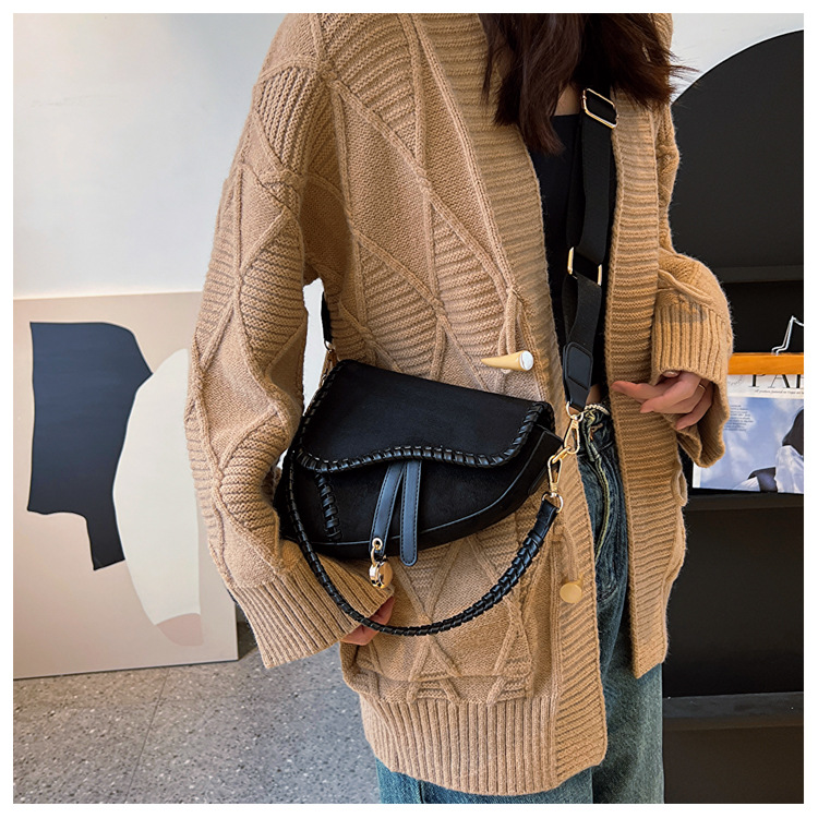 Styles de sacs à main chauds sur Facebook Sacs pour femmes 2024 automne nouvelle tendance de la mode sac de selle portable version coréenne simple givré épaule unique crossbod_voghion.com