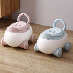 子供用便器の赤ちゃんはバケツ付きの便器を持っています。