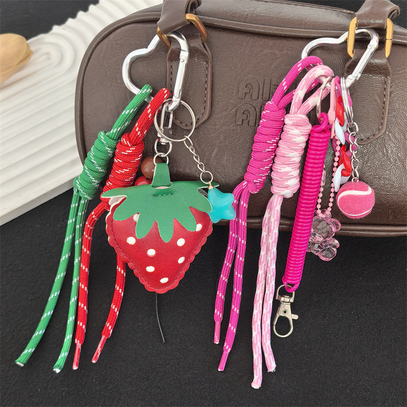 Llavero de cuero estilo MIU con colgante de estrella de fresa, accesorio de alta gama para llaves de coche.