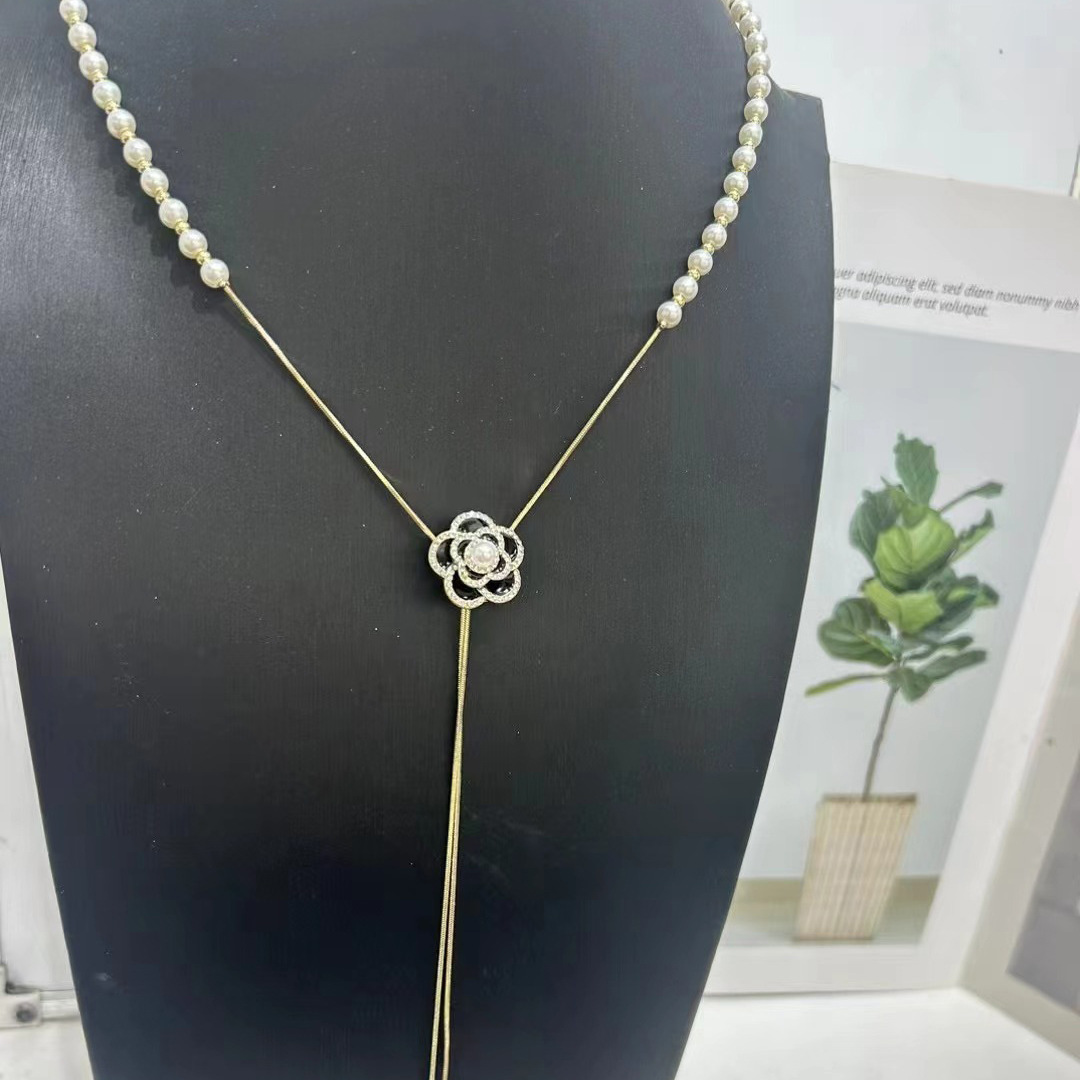 Collier de perles à tirer pour femme, chaîne ras du cou à pompon papillon haut de gamme et polyvalente, chaîne tendance unique pour pull_voghion.com