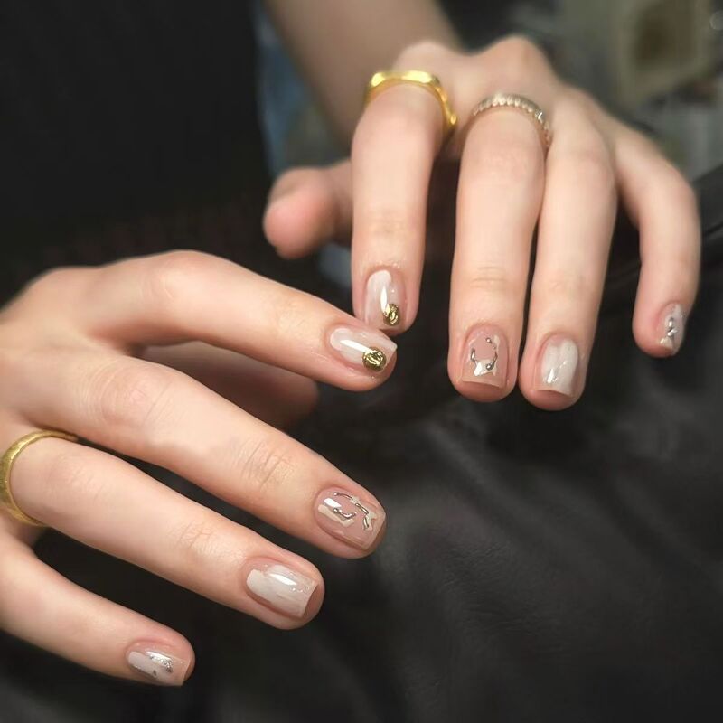 Purely Handmade Pure Desire Style Autumn and Winter Simple Nude Artistic Milky White Smudged Magic Mirror Graffiti Ins Whitening Manicure Wearable Nails