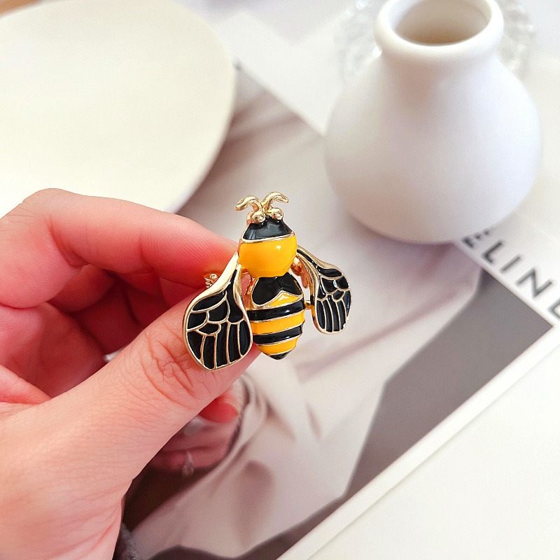 Casual Retro Bee Alloy Enamel Plating Women's Brooches display picture 2