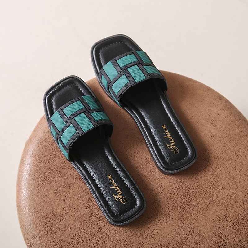 Primavera nuevo tipo de zapatillas de cama plana para mujeres, zapatillas de playa para mujeres, moda para mujeres, un pequeño viento fragante