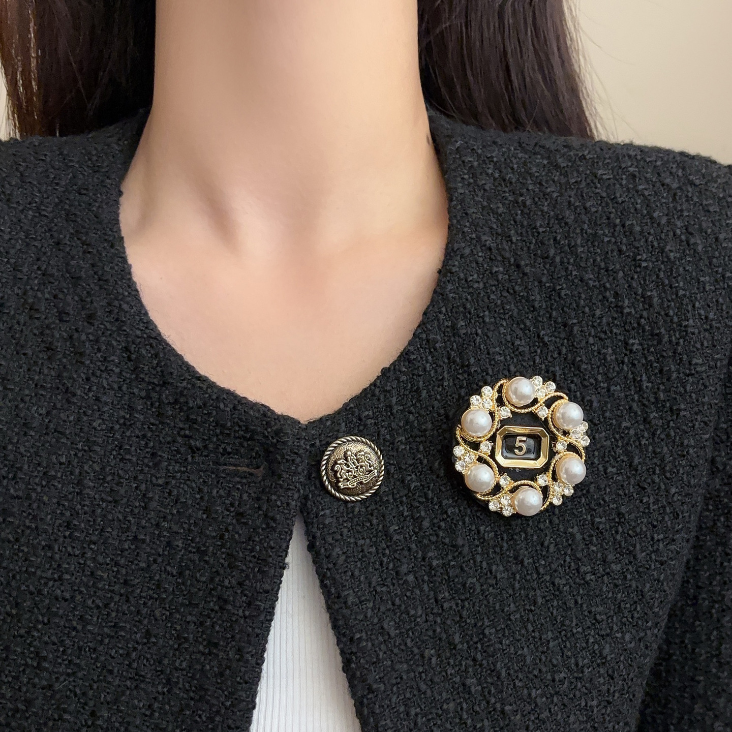 Tweed Style Autumn and Winter Retro Pearl Number 5 Brooch Women's Accessible Luxury High-End Exquisite Pin Clothing Accessories Trend