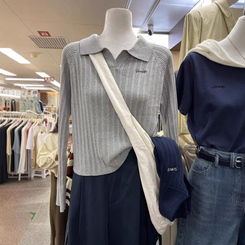 Minimalist Embroidered Polo Neck Long-Sleeve Knit Top for Women, Autumn Outerwear Design with Notched Strips