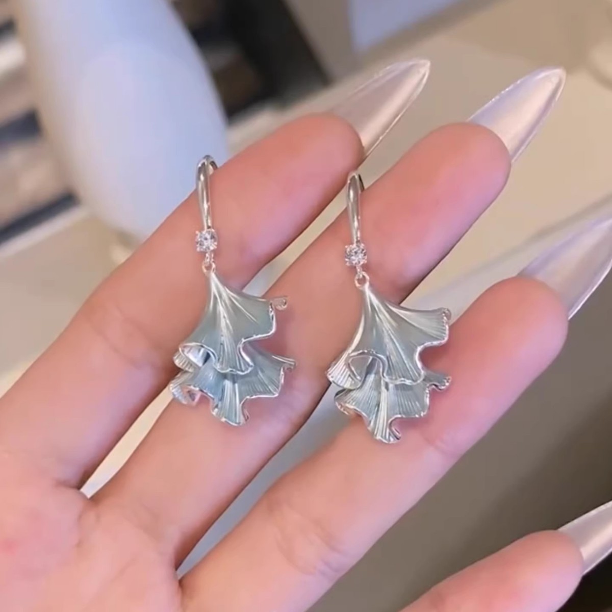 2025 New Blue Asymmetrical Pleated Flower Pendant Earrings for Women Summer Vacation Style Ear Hooks Ginkgo Leaf Earrings