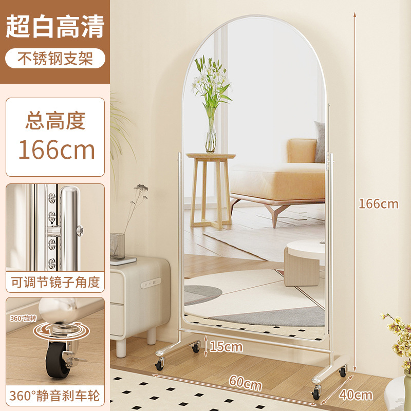 El espejo de cuerpo completo de alta definición se ve alto y delgado. El espejo de piso para el hogar está arqueado.