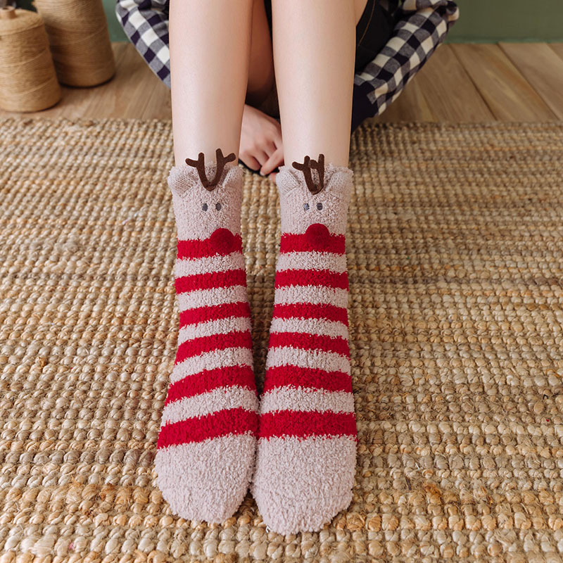 Otoño e Invierno nuevos calcetines de terciopelo de coral de invierno engrosada tridimensional de dibujos animados bordados piso calcetines de Navidad media Casa De terciopelo Calcetines