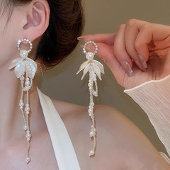 韓国の気質の軽い贅沢なins真珠の花びらの銀色の長いフリンジの耳は森系の貝殻のイヤリングの源の工場にぶら下がっています。