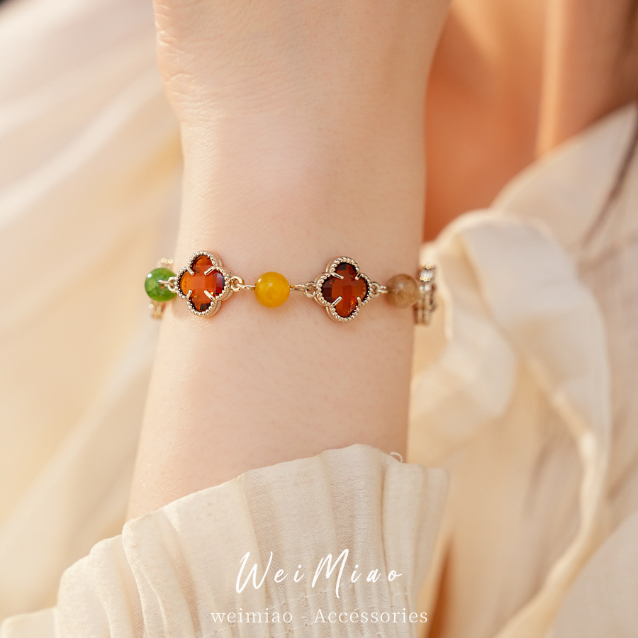 Brazalete de piedra de vidrio de hierba de la suerte ligera de lujo nicho de alta sensación pulsera fresca dulce accesorios de vacaciones joyas de mano