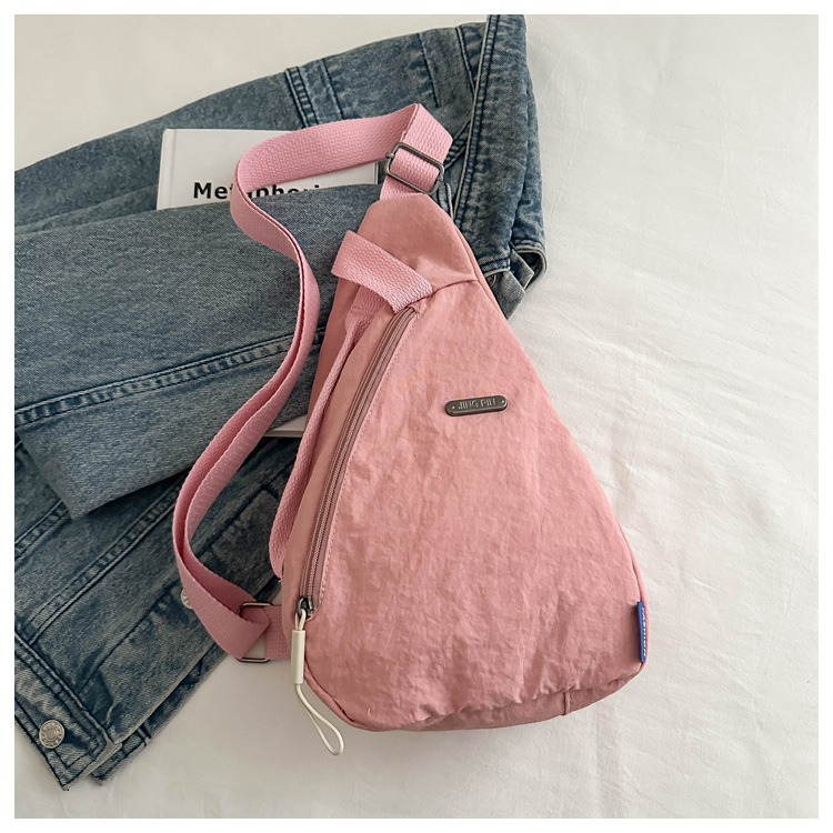The new large-capacity, fashionable and versatile Korean casual chest bag for autumn and winter, as well as the simple travel canvas bag, are selling well among women undefined