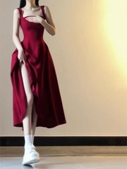 レッドサスペンダードレス女性の夏フレンチスクエアカラーノースリーブウエスト誕生日宴会乾杯ドレス婚約ロングドレス