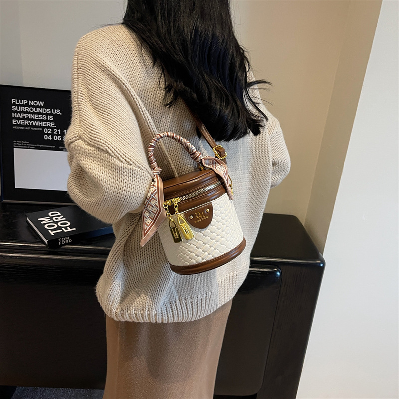 Bolso pequeño tejido de alta calidad para mujeres 2023 nuevo popular bolso de mensajero popular estilo occidental bolso de cubo del todo-fósforo