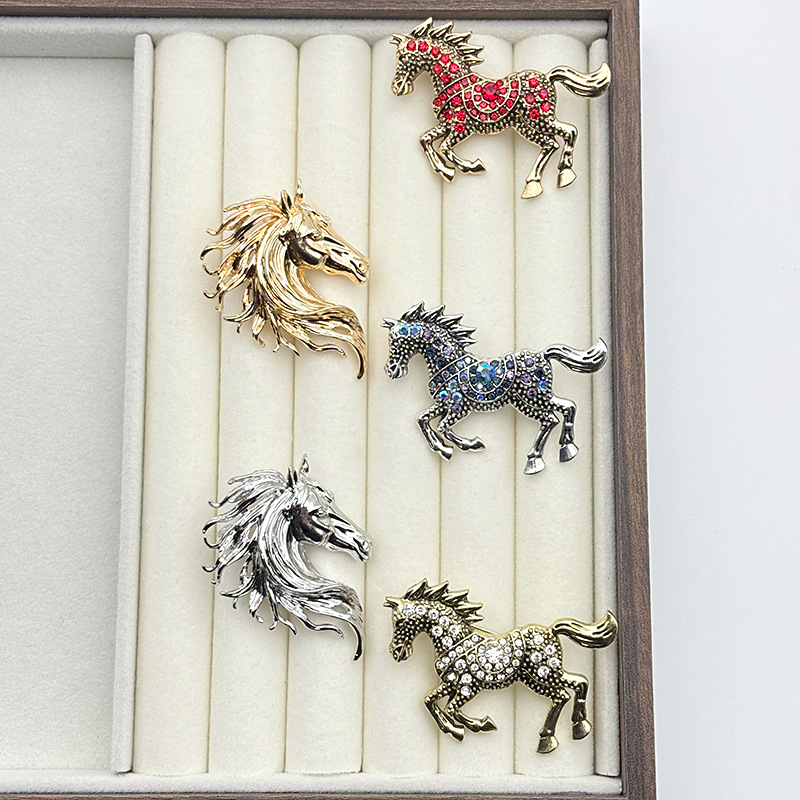 Elegante spilla zodiacale a forma di cavallo accessorio lusso_voghion.com